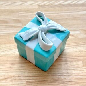 Tiffany & Co Blue & White Bow Porcelain China Jewelry Box